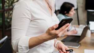 A empresa deve custear o uso do celular pessoal para fins de trabalho?