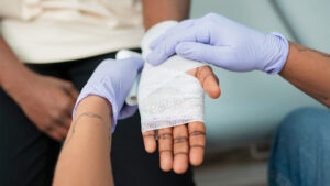 Acidente de trabalho: entenda o que é, como funciona o auxílio e quando solicitar