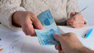 O pagamento de férias em atraso gera multa?