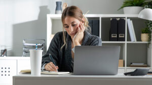Feriados trabalhados: o que a CLT determina, como calcular corretamente e quais cuidados o DP deve ter