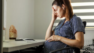 Trabalho insalubre para gestantes: o que a lei permite atualmente?