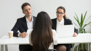 A empresa pode exigir mais de seis meses de experiência para contratar?